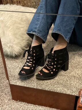 Vince Camuto size 8 Black Lace-Up Cutout Block Heel Ankle Boots